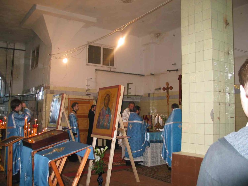 28 августа 2005 года. Первая литургия в возвращенном храме