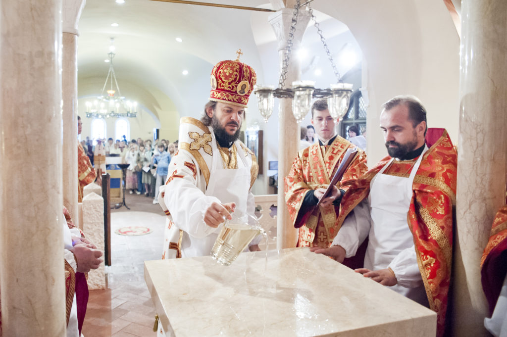 1 июня 2013 года. Ректор СПбДА архиепископ Амвросий совершает великое освящение нижнего храма