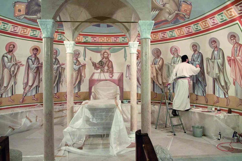Отец Зинон за работой над центральной фреской «Причащение апостолов»
