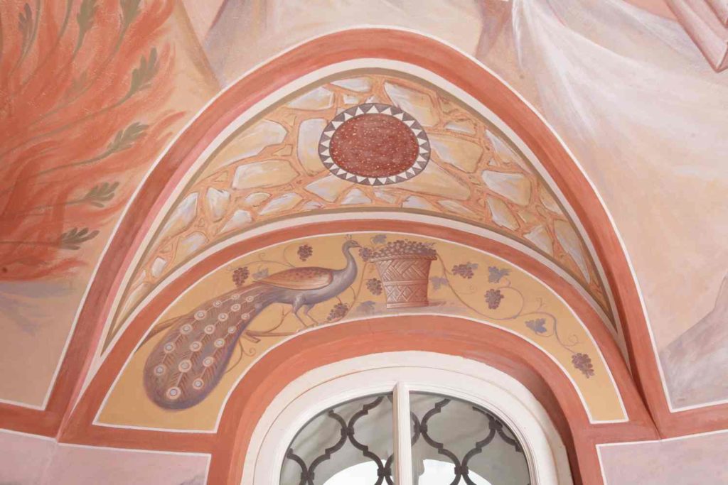 Фрагмент фрески в северной апсиде: Изображение павлина над окном