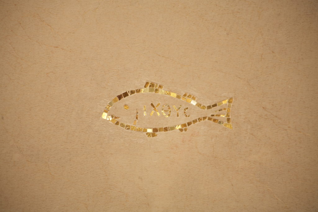 Рыбка (греч. ΙΧΘΥΣ) – раннехристианский символ – на каменной преграде северной апсиды