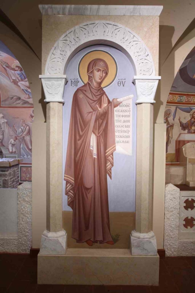 Богородица представлена в молитве, Она держит в руках свиток – символ молитвы, Ее предстояния Христу.