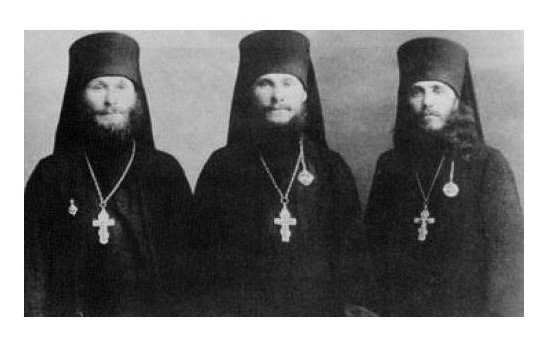 Слева направо: иером. Лев (Егоров), иером. Гурий (Егоров), архимандрит Иннокентий (Тихонов), 1921 г.