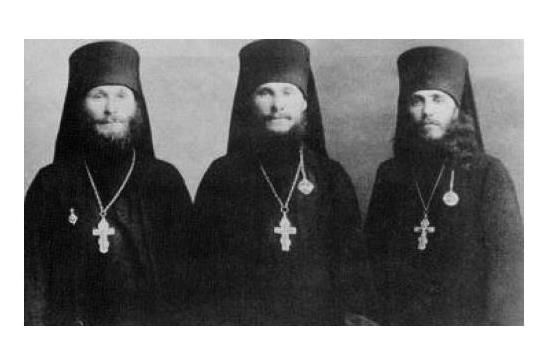 Слева направо: иером. Лев (Егоров), иером. Гурий (Егоров), архимандрит Иннокентий (Тихонов), 1921 г.