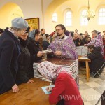 В неделю Торжества Православия в Феодоровском соборе священники раздавали Библии