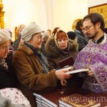 В неделю Торжества Православия в Феодоровском соборе священники раздавали Библии