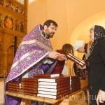 В неделю Торжества Православия в Феодоровском соборе священники раздавали Библии