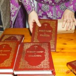 В неделю Торжества Православия в Феодоровском соборе священники раздавали Библии