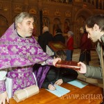 В неделю Торжества Православия в Феодоровском соборе священники раздавали Библии