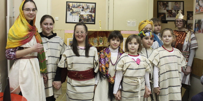 Юные прихожане Феодоровского собора после праздничного спектакля