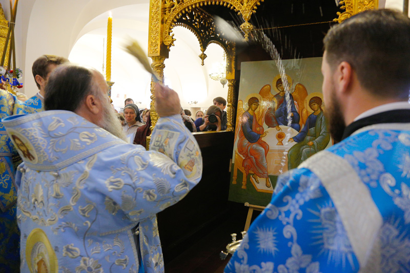 Владыка освятил икону Святой Троицы для иконостаса собора.