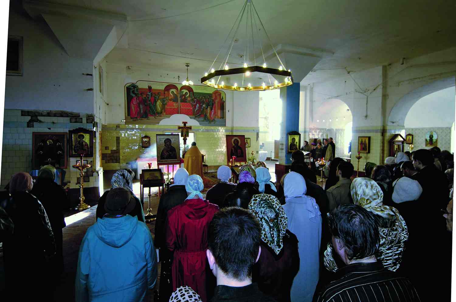 2006 год. Воскресная литургия в возвращенном храме до реставрации