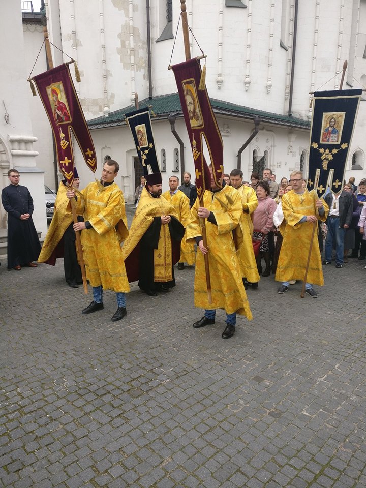 Прихожане Феодоровского собора приняли участие в Общегородском крестном ходе