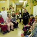 Старшая группа воскресной школы поздравила пациентов больницы с Рождеством Христовым