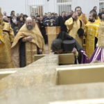 Владыка Маркелл освящает кресты Феодоровского собора