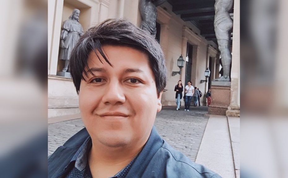 Франциско Винуэса, инженер, живет в С.-Петербурге, женат, двое детей.