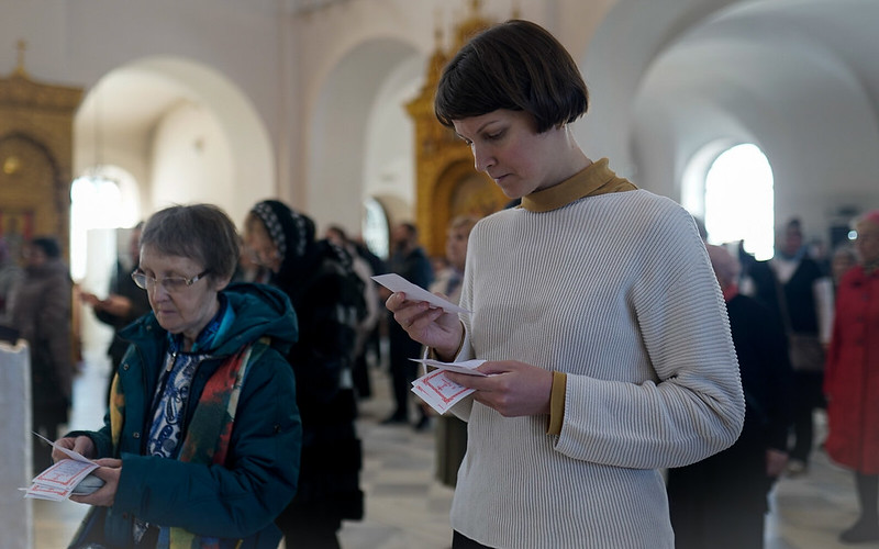 Вопрос-ответ: Почему записки в Феодоровском соборе читают прихожане?