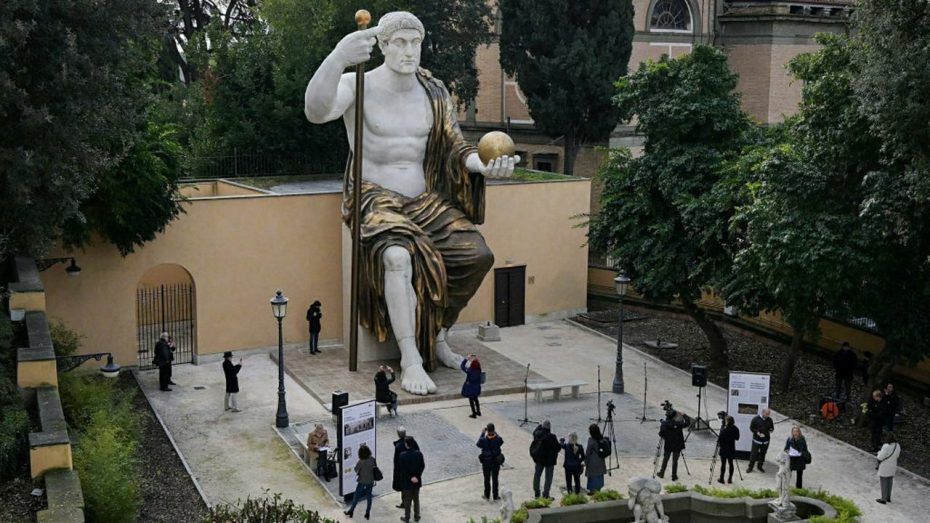 Statua Colossale di Costantino I («Колосс Константина») – воссозданная в 3D-формате на основе древних фрагментов статуя римского императора Константина Великого (306—337), некогда изваянная по его заказу из мрамора и позолоченной бронзы для базилики Максенция на Римском форуме. Ныне 13-метровая копия возвышается над садами Капитолийских музеев (Рим)