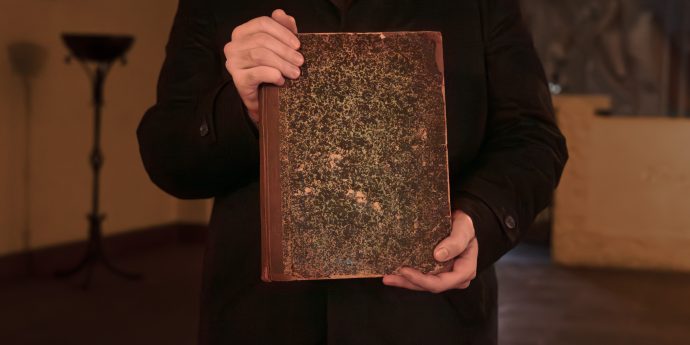 Книга в переплёте более позднего, чем год издания, времени