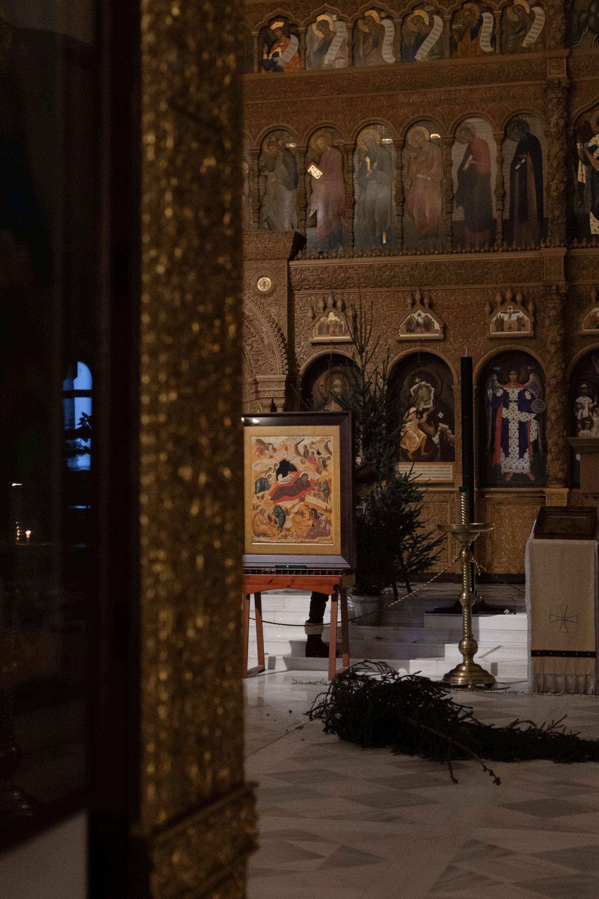 Украшаем храм перед Рождением Спасителя